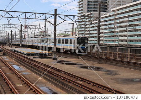 一列行駛在埼京線上的臨海線列車抵達武藏浦和車站。 137190478