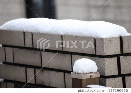 大門柱上堆積著厚厚的積雪，構成了美麗的景象。 137190656
