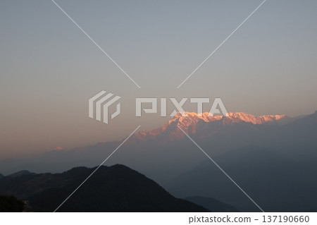 尼泊爾博卡拉,喜馬拉雅山脈的壯麗景色,山峰在晨曦中熠熠生輝,遠處的山脈在藍天的映襯下勾勒出迷人的輪廓。 尼泊爾博卡拉,喜馬拉雅山脈的壯麗景色,山峰在晨曦中熠熠生輝,遠處的山脈在藍天的映襯下勾勒出迷人的輪廓。 137190660
