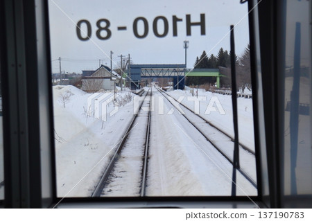 Front view of the Furano Line entering Kami-Furano Station in winter (H100 series diesel railcar) Front view of the Furano Line entering Kami-Furano Station in winter (H100 series diesel railcar) 137190783