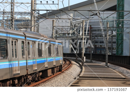一列從北與野站出發的JR埼京線列車 一列從北與野站出發的JR埼京線列車 137191087