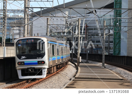 一列從北與野站出發的JR埼京線列車 一列從北與野站出發的JR埼京線列車 137191088