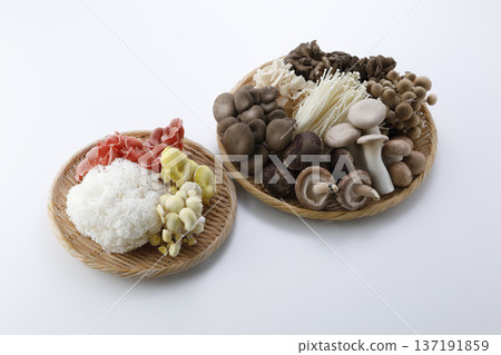 白色背景上的濾鍋裡盛著各種蘑菇 白色背景上的濾鍋裡盛著各種蘑菇 137191859