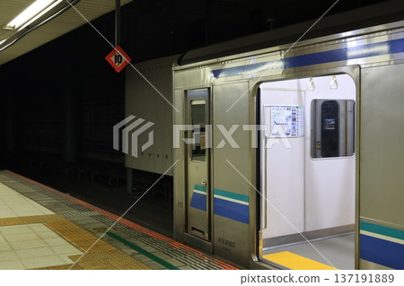 一列行駛在埼京線上的臨海線列車停靠在大宮站。 137191889
