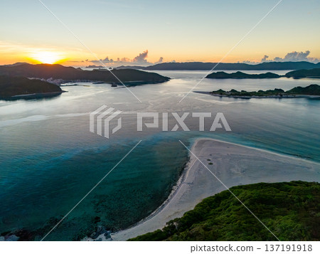 Drone photography of the Kerama Islands at dawn. Kabi Island, Agenashiki Island, Zamami Island, and others. Shimajiri District, Okinawa Prefecture - 2025 137191918