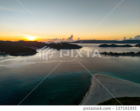 Drone photography of the Kerama Islands at dawn. Kabi Island, Agenashiki Island, Zamami Island, and others. Shimajiri District, Okinawa Prefecture - 2025 Drone photography of the Kerama Islands at dawn. Kabi Island, Agenashiki Island, Zamami Island, and others. Shimajiri District, Okinawa Prefecture - 2025 137191935