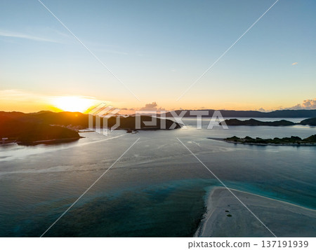 Drone photography of the Kerama Islands at dawn. Kabi Island, Agenashiki Island, Zamami Island, and others. Shimajiri District, Okinawa Prefecture - 2025 137191939