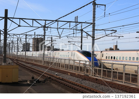 一列新幹線列車與JR埼京線平行行駛。 137192361