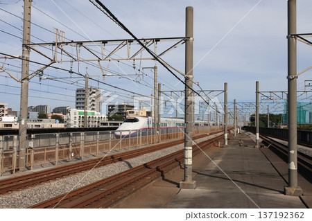 一列新幹線列車與JR埼京線平行行駛。 一列新幹線列車與JR埼京線平行行駛。 137192362