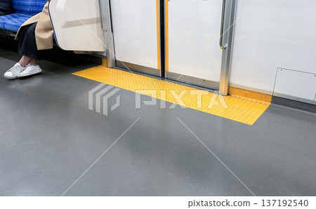 列車內部地板上和車門附近安裝了無障礙車門位置指示器 137192540