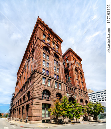 Scenic sunny view of the historic red brick and stone facade of the Romanesque Revival style New York Life Building in downtown Kansas City, Missouri, United States Scenic sunny view of the historic red brick and stone facade of the Romanesque Revival style New York Life Building in downtown Kansas City, Missouri, United States 137193301