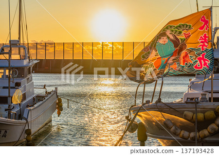 岩田市福田漁港一面巨大的漁旗。 137193428