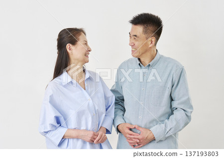 一對情侶在白色背景上交談 137193803