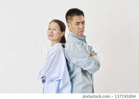 一對老年夫婦在白色背景上爭吵 137193804