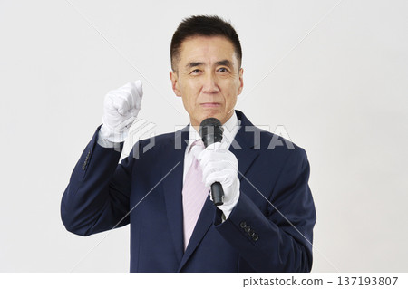 候選人在白色背景上發表演講 137193807