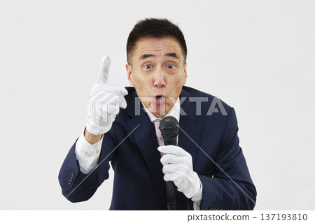 一位候選人在白色背景前發表熱情演說。 137193810