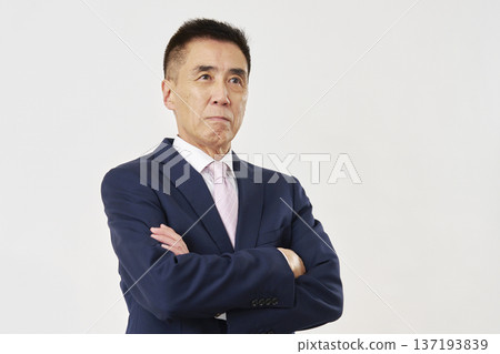 白色背景上的商人眺望遠方 137193839