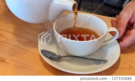 倒上一杯香茶 倒上一杯香茶 137193886