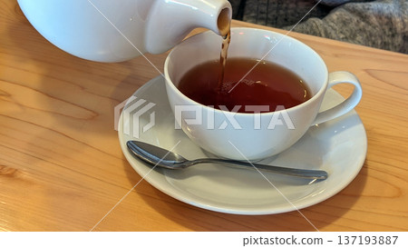 倒上一杯香茶 倒上一杯香茶 137193887