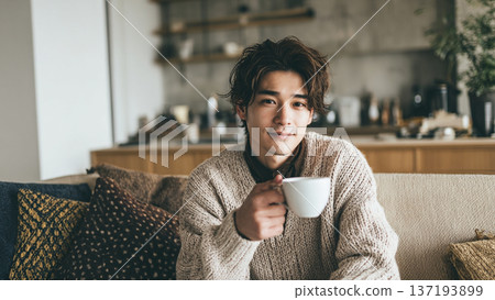 在家喝咖啡的男人 137193899