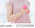 特寫鏡頭：一位女士在家做啞鈴運動時，手臂特寫。 137193906