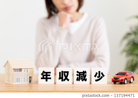 中年婦女擔憂收入下降 中年婦女擔憂收入下降 137194471