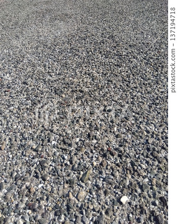 老舊停車場的地面已經磨損,露出了鵝卵石。 老舊停車場的地面已經磨損,露出了鵝卵石。 137194718