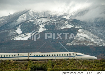 東海道新幹線N700S號列車行駛在白雪皚皚的伊吹山腳下。 137196855