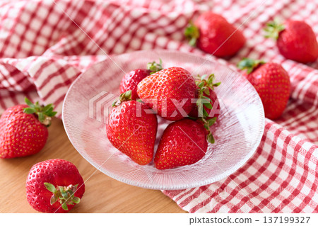 Amaou strawberries from Fukuoka Prefecture served in a glass bowl Amaou strawberries from Fukuoka Prefecture served in a glass bowl 137199327