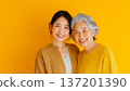 母女倆親密依偎，面帶微笑，合照。 137201390
