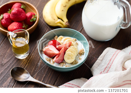 Cereal topped with fruit 137201701