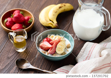 穀片麥片配上水果 137201702