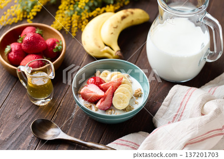 Cereal topped with fruit 137201703