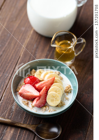 穀片麥片配上水果 137201708