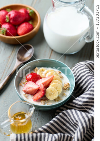 穀片麥片配上水果 137201715