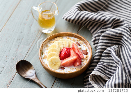 穀片麥片配上水果 137201723