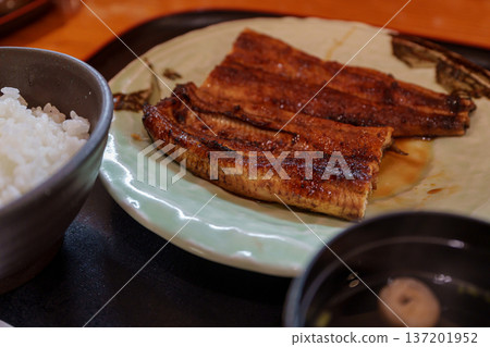 桌上的鰻魚套餐 桌上的鰻魚套餐 137201952