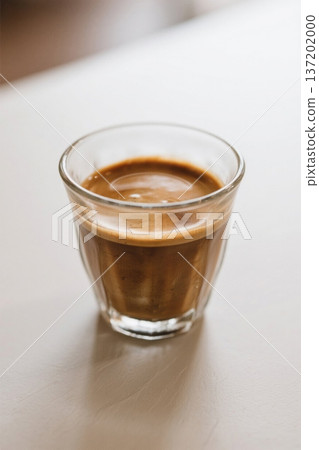 玻璃杯中的浓缩咖啡 137202000