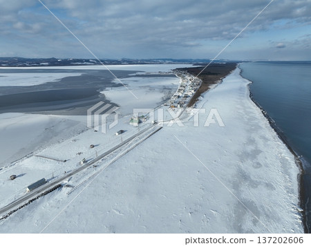 北海道佐呂間湖三里濱露營地的冬季景色 北海道佐呂間湖三里濱露營地的冬季景色 137202606