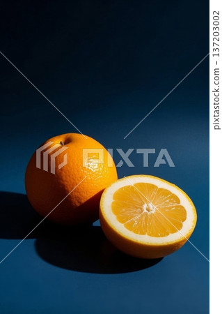 蓝色背景下的橙子和半颗切面 蓝色背景下的橙子和半颗切面 137203002