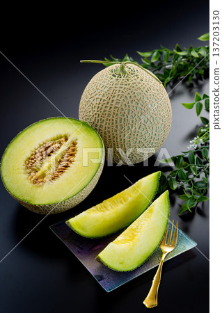 黑色背景上的甜瓜圖片 137203130
