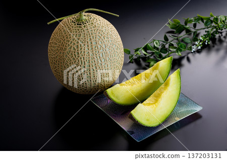 黑色背景上的甜瓜圖片 137203131