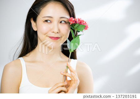 年輕女子，美麗形象，鮮花 137203191