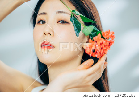 年輕女子，美麗形象，鮮花 137203193