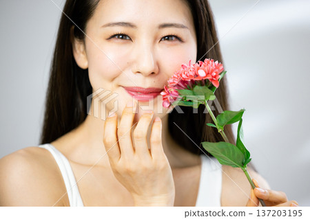 年輕女子，美麗形象，鮮花 137203195