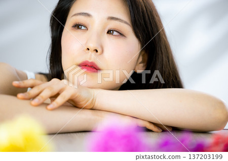 年輕女子，美麗形象，鮮花 137203199