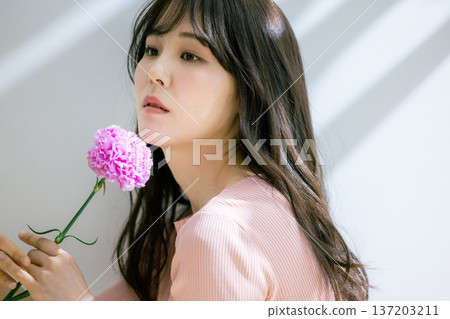 有花的一名婦女 137203211