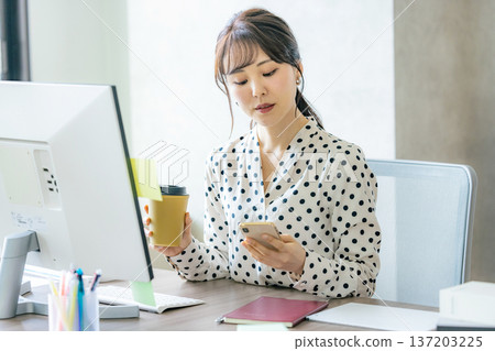 少婦書桌工作 137203225