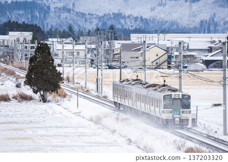 [Yamagata Line] Local train heading to Takahata Station 137203320
