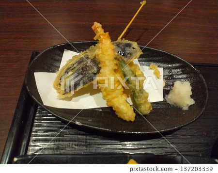 居酒屋午餐套餐裡的炸天婦羅 137203339